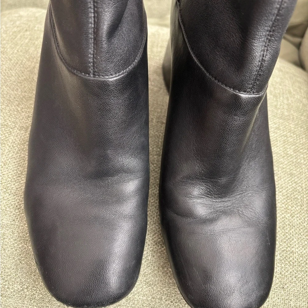 Tory Burch Black Heeled Boots with Gold Logo - Picture 7 of 9